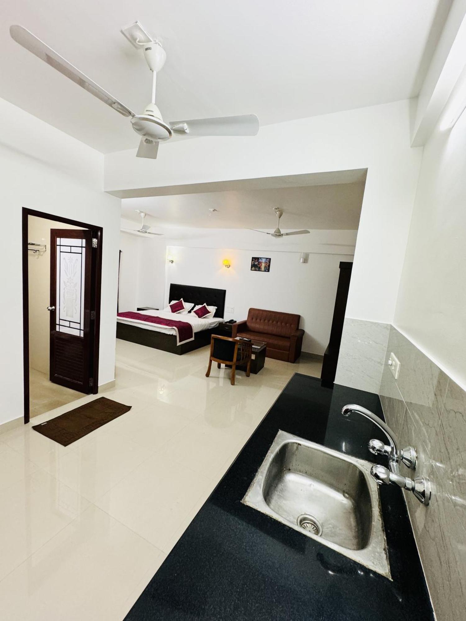 Royal International Hotel Trippapur エクステリア 写真