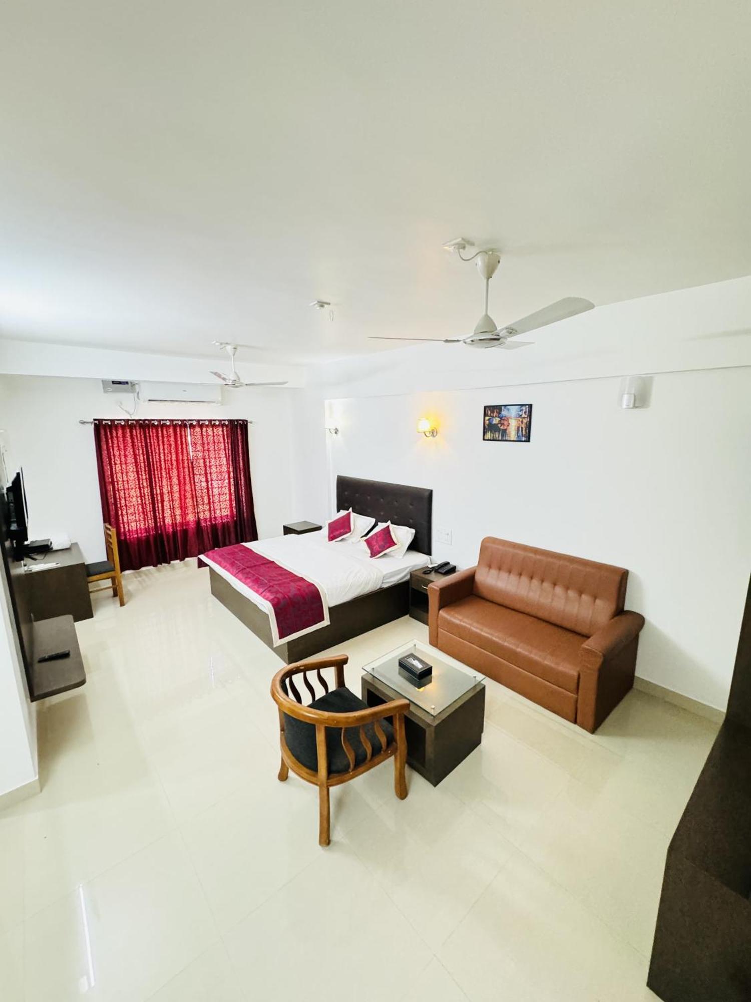 Royal International Hotel Trippapur エクステリア 写真