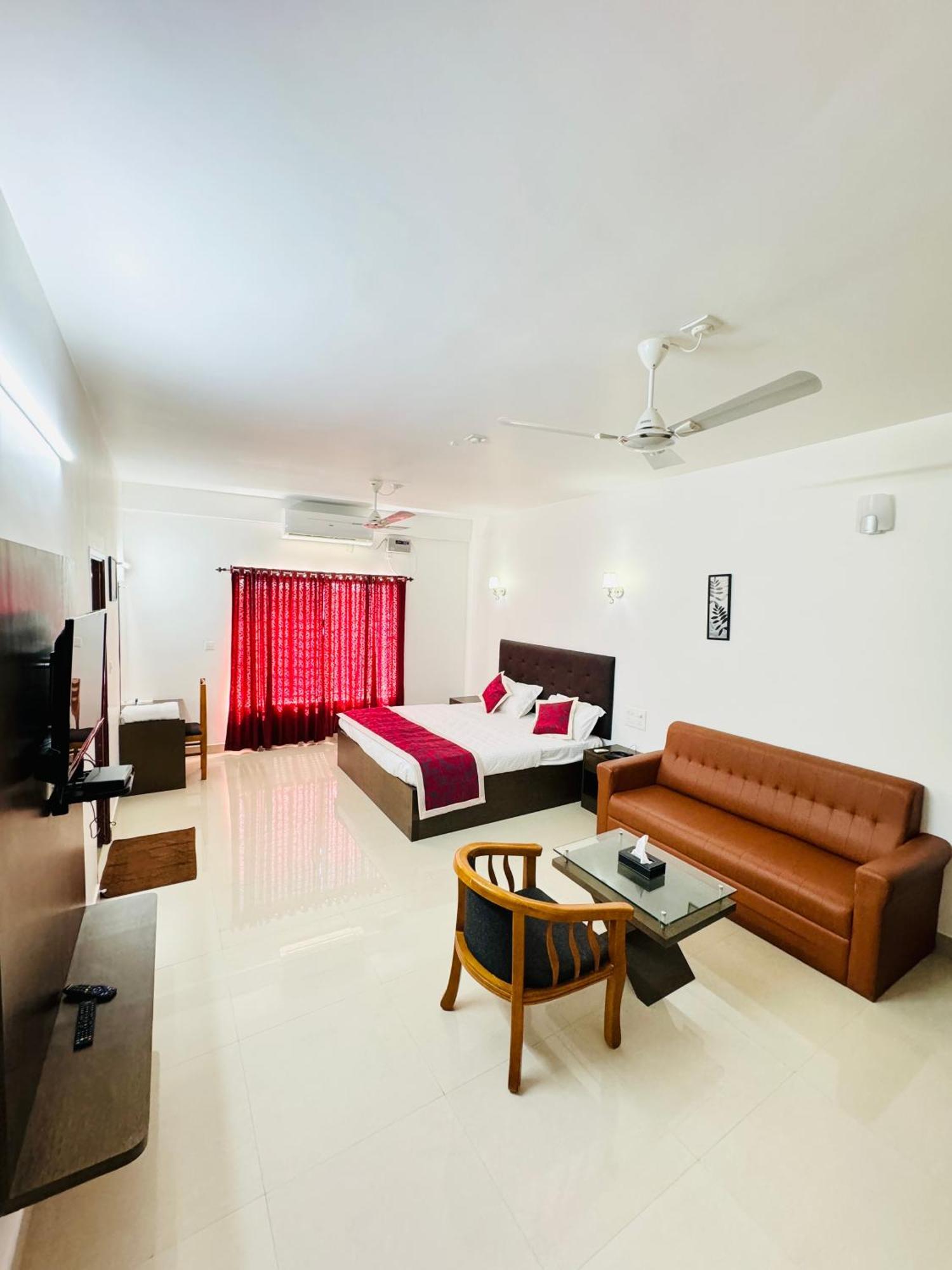 Royal International Hotel Trippapur エクステリア 写真