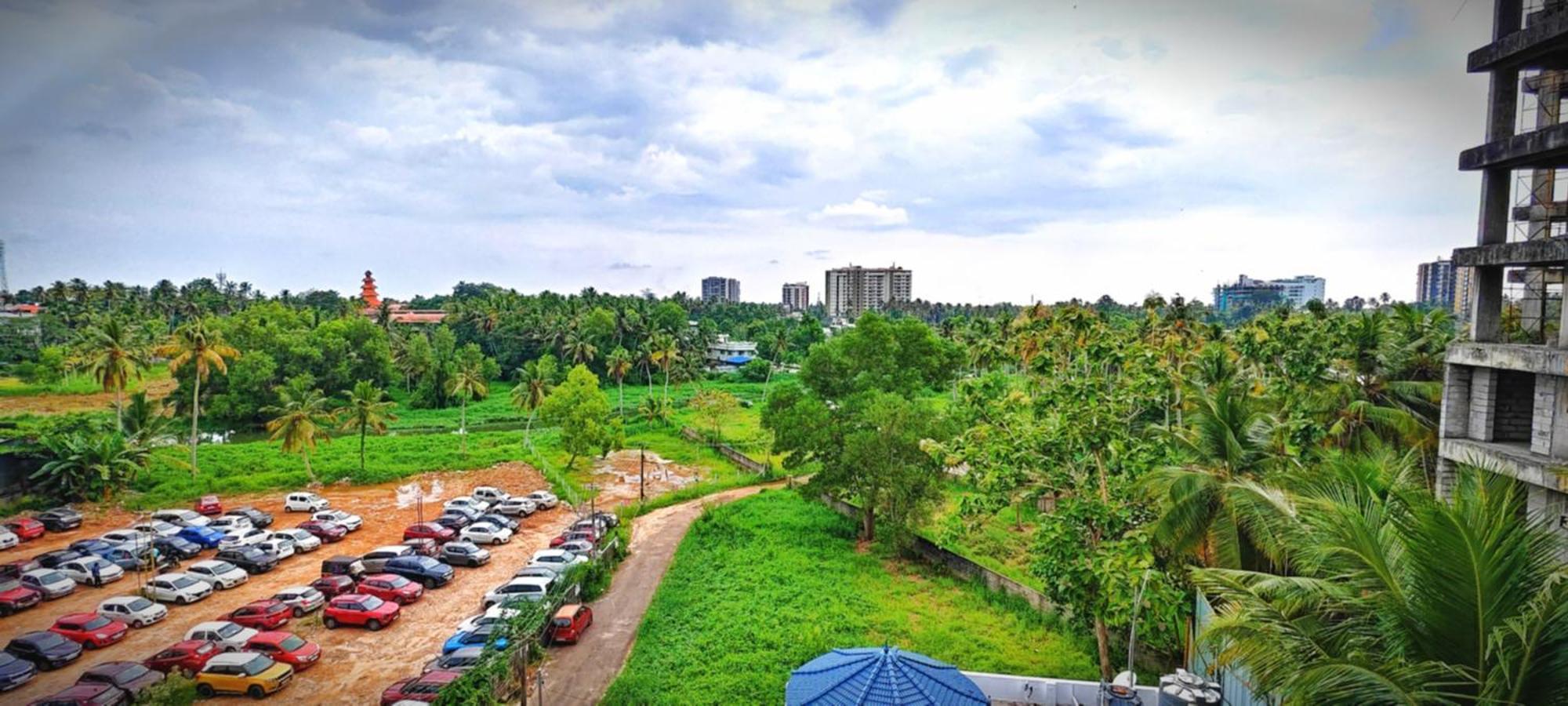 Royal International Hotel Trippapur エクステリア 写真